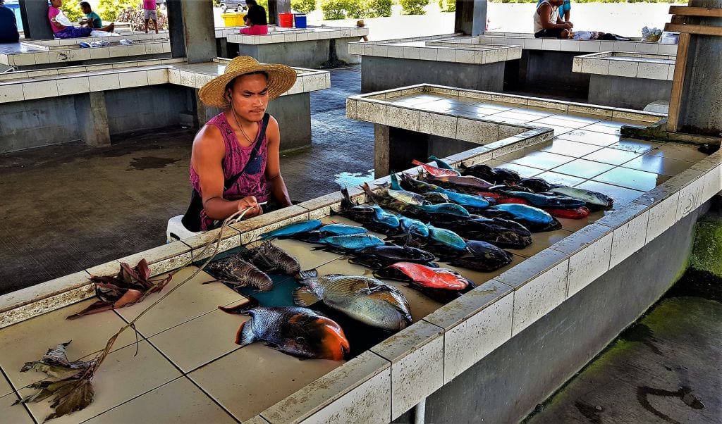 Rybář prodává čerstvé úlovky na rybím trhu