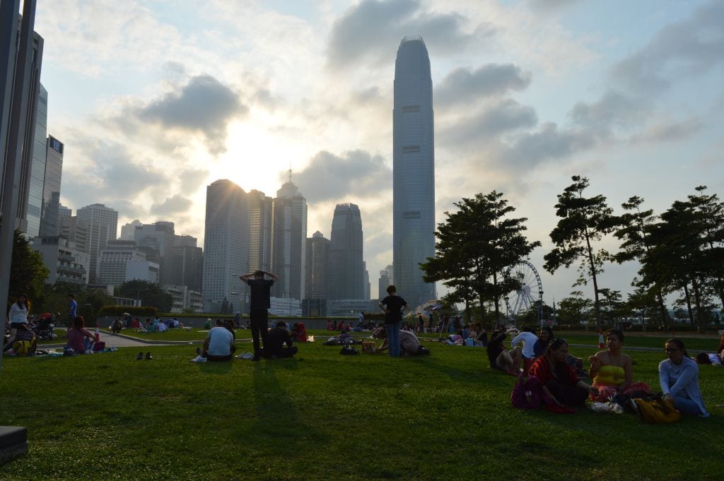 Hongkongský Tamar park s “ruským” kolem při západu slunce