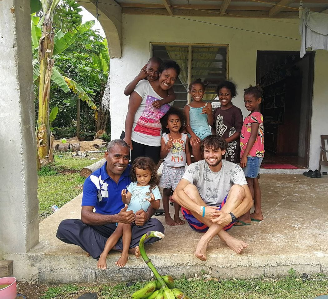 I na Vanuatu funguje couchsurfing aneb když se probudíš a kolem tebe skotačí sedm vanuatských dětí.