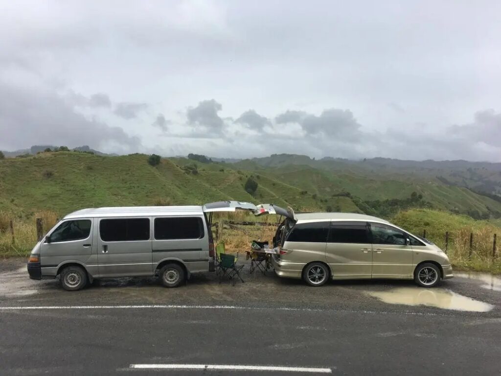 Toyota Hiace (vlevo) a Toyota Estima (vpravo) Velmi oblíbené vozy mezi backpakery na Novém Zélandu